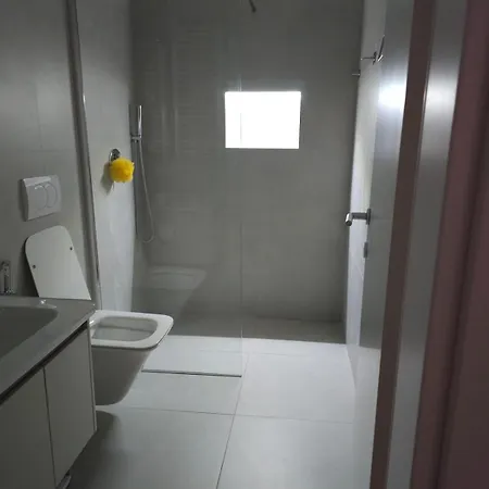 Entire In Road Thoma Filipeu Near Bunkart 1 2br With Balcony & Ac Appartement Tirana