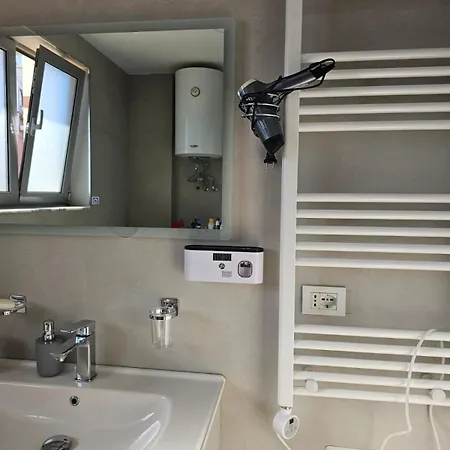 Entire In Road Thoma Filipeu Near Bunkart 1 2br With Balcony & Ac
