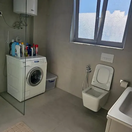 Entire In Road Thoma Filipeu Near Bunkart 1 2br With Balcony & Ac